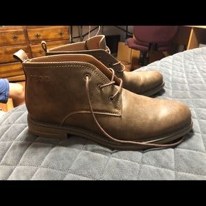 Men’s size 10 IZOD Cally shoes.